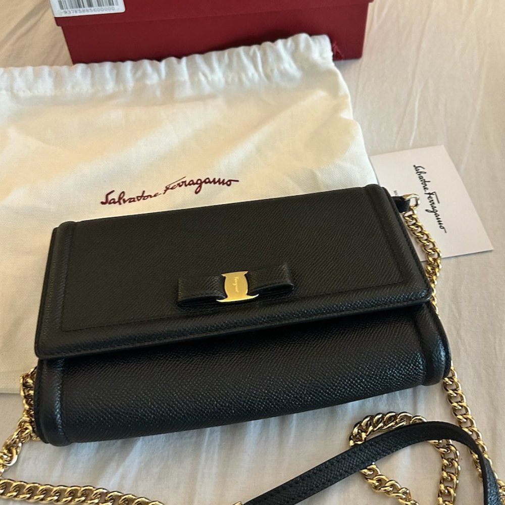 Brand new Salvatore Ferragamo vara bow leather shoulder bag with box & dustbag